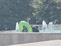 Дети купаются в фонтане, Фото: 1