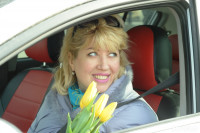 Сотрудники ГИБДД поздравили тулячек с 8 марта букетами тюльпанов, Фото: 1