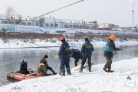 Провалившийся под лед школьник и терпящий бедствие рыбак: спасатели провели учения на Упе в Туле, Фото: 12
