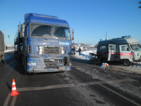 Автомобиль «скорой помощи» столкнулся с грузовиком, Фото: 1