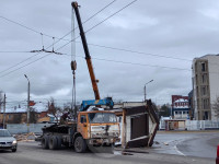 На кругу на ул. Короленко с грузовика выпал торговый павильон, Фото: 8