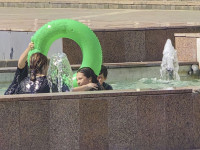 Дети купаются в фонтане, Фото: 2