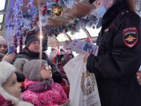 Сотрудники Госавтоинспекции поздравили юных туляков с Новым годом в рейсе «Дедморобуса», Фото: 3