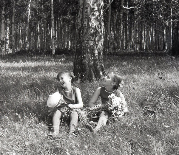 С сестрой Женей (справа) в Ясной Поляне, 1964 год.