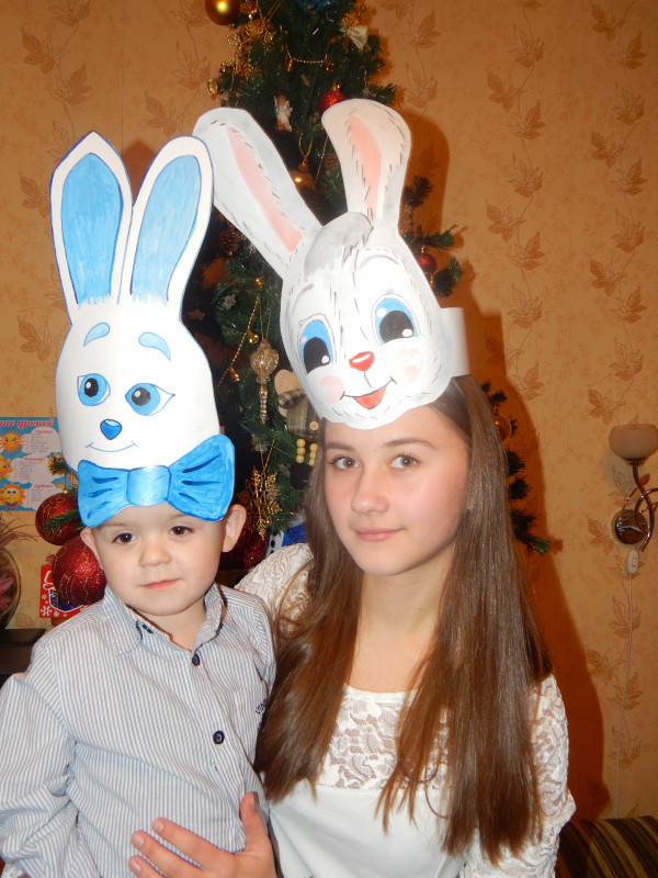 На прошлый новогодний утренник были зайцем. Сочинский вариант проиграл, сын выбрал глазастого. Но мама купила костюм. Так что пригодились маски только для домашних репетиций.
