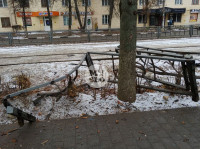 В Туле водитель Volvo снес остановку и протаранил дерево , Фото: 9