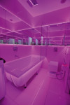 Ванная комната тоже белая, а сиреневой она становится благодаря светодиодной подсветке. , Фото: 10