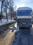 На ул. Кирова легковушка влетела в грузовик и повисла на сугробе, Фото: 15