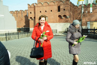 Сотрудники ГИБДД поздравили тулячек с 8 марта букетами тюльпанов, Фото: 18