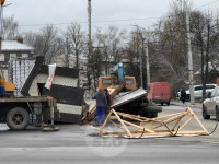 На кругу на ул. Короленко с грузовика выпал торговый павильон, Фото: 5