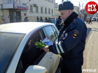 Сотрудники ГИБДД и полицейские поздравляли тулячек цветами и подарками, Фото: 10