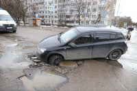В Пролетарском районе Opel колесом провалился в дорожную яму, Фото: 5