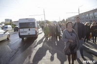 На остановке Мосина туляки ждут транспорт на трамвайных путях, Фото: 9
