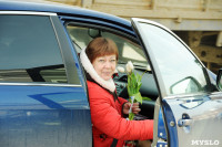 Сотрудники ГИБДД поздравили тулячек с 8 марта букетами тюльпанов, Фото: 4
