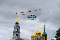 Толпа туляков взяла в кольцо прилетевшего на вертолете Леонида Якубовича, чтобы получить мороженное, Фото: 26