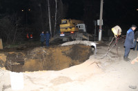 Глубина провала на Одоевском шоссе в Туле - примерно 3 метра, Фото: 3