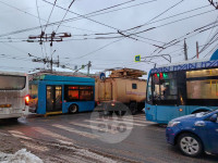 Из-за застрявшей в контактной сети штанги троллейбуса в Заречье образовалась серьезная пробка , Фото: 6