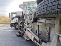 Три грузовика и легковушка: трасса М2 под Тулой частично перекрыта из-за массового ДТП, Фото: 14