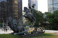 Монумент «Добро побеждает Зло». Скульптура установлена перед зданием ООН в Нью-Йорке в 1990 году и символизирует окончание холодной войны., Фото: 5