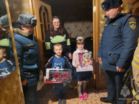 Пожарные исполнили новогодние мечты детей из дома ребенка, Фото: 2