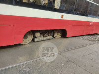 На ул. Металлургов трамвай столкнулся с самосвалом, Фото: 1