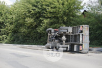 На ул. Путейской в Туле перевернулся грузовик-манипулятор, Фото: 2
