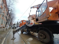 Возле ТЦ «Утюг» грузовик с манипулятором снес бетонный столб, Фото: 3