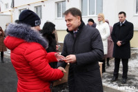 Владимир Груздев вручил ключи от квартир новоселам из Донского , Фото: 2