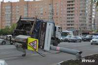 На проспекте Ленина в Туле столб упал на проезжую часть, Фото: 3