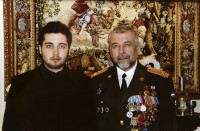 Юрий Андрианов при полном параде и его сын. Эта фотография стоит у тульского премьера на столе., Фото: 2