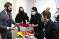 Депутаты Тульской облдумы подарили пациентам областной детской больницы новогодние подарки, Фото: 12