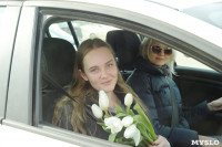 Сотрудники ГИБДД поздравили тулячек с 8 марта букетами тюльпанов, Фото: 6