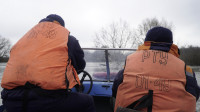 В Тульской области сотрудники МЧС переправляют людей через затопленные мосты на моторных лодках, Фото: 9