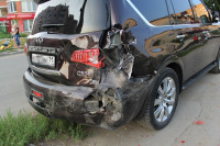 В Туле "Opel" перелетел бордюр и протаранил припаркованный "Infiniti", Фото: 6
