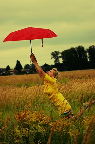 Не растаешь, не промокнешьИ прическу не испортишь,В дождик выйдешь — повезет,Если есть красивый зонт!