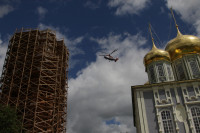 В кремле приземлился вертолет, который установит шпиль колокольни, Фото: 1