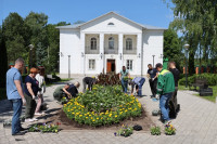 Депутаты облдумы и члены Молодежного парламента посадили цветы, Фото: 23