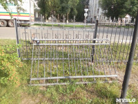 На улице Кирова микроавтобус снес забор, Фото: 1