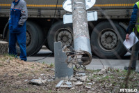 В центре Тулы на грузовую фуру упал электрический столб, Фото: 12