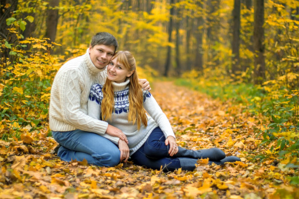 На ковре из желтых листьев. На фото-Петровы Сергей и Екатерина. 