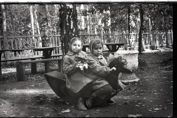 С сестрой-двойняшкой Женькой в Детском городке Центрального парка Тулы. 1963 год.