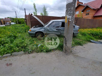 В Туле ВАЗ врезался в легковушку, а затем – в столб: водитель сбежал, Фото: 2