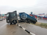 На Новомосковском шоссе из-за гололеда улетел в кювет грузовик, Фото: 3