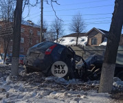 На ул. Кирова легковушка влетела в грузовик и повисла на сугробе, Фото: 3