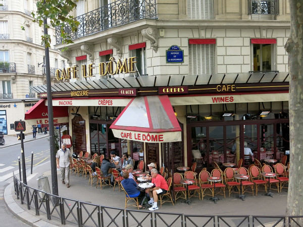 Утренний кофе на улицах Парижа.