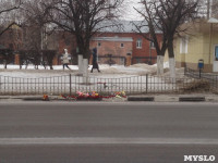 К месту гибели мальчика на ул. Пузакова приносят цветы и игрушки, Фото: 2