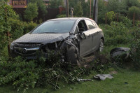 В Туле "Opel" перелетел бордюр и протаранил припаркованный "Infiniti", Фото: 3
