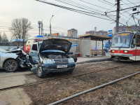 Жесткое ДТП у поворота на Скуратовскую: одну из машин проткнуло металлическим ограждением, Фото: 4