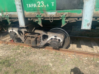 Причиной схода вагонов грузового поезда в Плеханова стали гнилые деревянные шпалы, Фото: 9