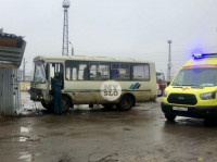 В Туле автобус с рабочими протаранил два авто и врезался в забор, Фото: 3